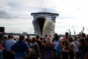 Beim ablegen und wenden der Queen Mary 2 ist man ihr am Land so nah, wie sonst kaum. Foto: Norman Bergeest