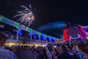 Das große Feuerwerk zum Höhepunkt der Show am Abend. Foto: Disney Cruise Line/Matt Stroshane