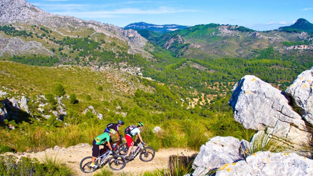 Mountainbiker auf dem Trail nahe von Andratx auf Mallorca. Foto: AIDA Cruises