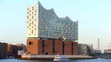 Hamburgs neue Elbphilharmonie wurde auf einem alten Backsteinspeicher an der Westspitze der Hafencity erbaut. Hinter der geschwungenen Glasfassade wird künftig nicht nur in den Konzertsälen Musik gespielt, sondern auch in einem außergewöhnlichen Hotel geschlafen. Foto: lenthe/touristik-foto.de