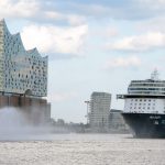 Die Mein Schiff 5 wurde beim Erstauslauf in Hamburg mit einer Wasserfontäne verabschiedet. Foto: lenthe/touristik-foto.de