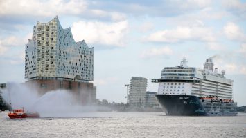 Die Mein Schiff 5 wurde beim Erstauslauf in Hamburg mit einer Wasserfontäne verabschiedet. Foto: lenthe/touristik-foto.de