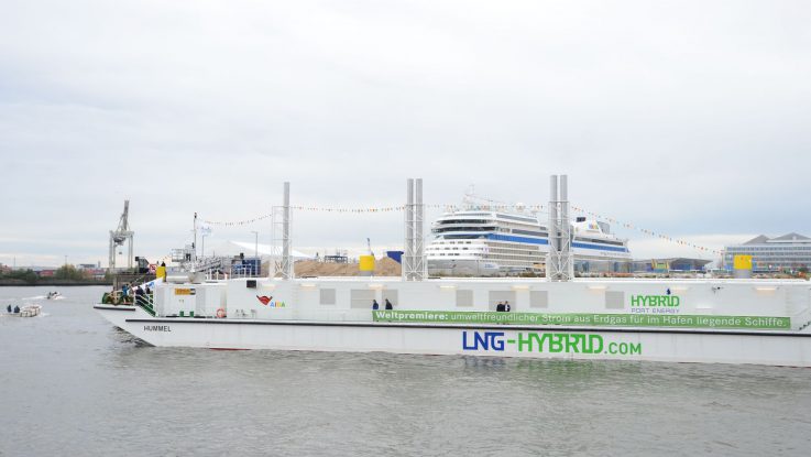 Die LNG Hybrid Barge von Becker Marine Systems versorgt Kreuzfahrtschiffe mit Strom durch verflüssigtes Erdgas . Foto: lenthe/touristik-foto.de