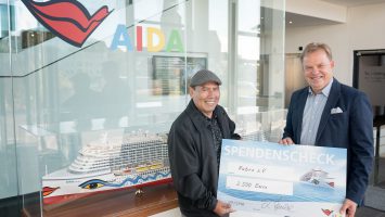 Der Fabro e.V., vertreten durch Ruben Cardenas, besucht AIDA Cruises und wird von Hansjörg Kunze mit einem Spendenscheck bedacht. Foto: AIDA Cruises/Georg Scharnweber