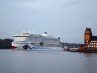 Die AIDAprima verlässt den Hafen in Hamburg (Archivbild). Foto: bergeest