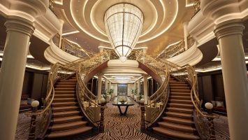 Luxus pur, wie hier im Atrium der Seven Seas Explorer. Foto: Regent Seven Seas Cruises