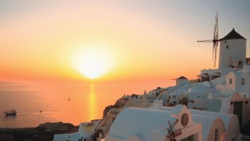Traumhaft schön die griechische Insel Santorin mit der Mein Schiff 3. Foto: TUI Cruises
