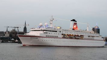Die MS Deutschland noch als Fernseh-Traumschiff im Hamburger Hafen. Foto: lenthe/touristik-foto.de