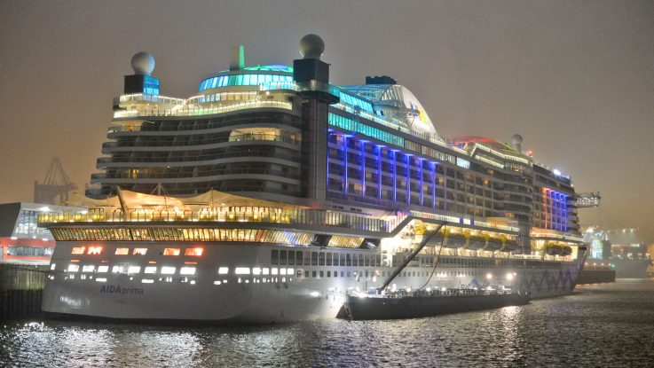 Hellbeleuchtet die AIDAprima zu später Stunde im Hamburger Hafen, während sie betankt wird. Foto: lenthe/touristik-foto.de