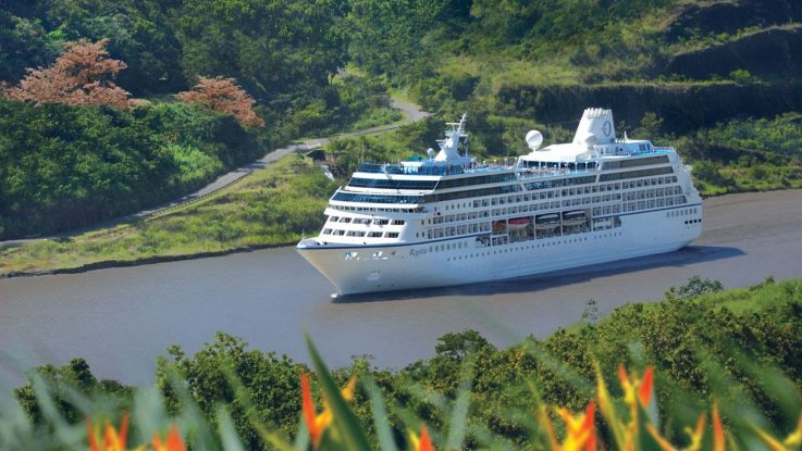 Die Regatta von Oceania Cruises im Panama-Kanal. Foto: Oceania Cruises