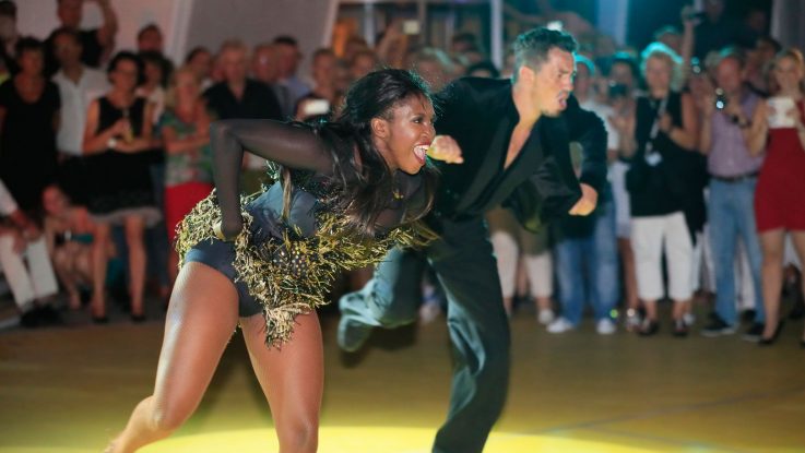 Motsi Mabuse auf dem Tanzparkett an Bord von AIDAluna. Foto: AIDA Cruises