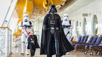 Star Wars Day at Sea ist das Motto von insgesamt 15 Kreuzfahrten Anfang 2017 zum Filmstart von Rogue One. Foto: Disney Cruise Line/Matt Stroshane