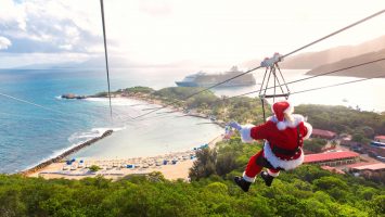 Die Oasis of the Seas bekommt Besuch vom Weihnachtsmann. Er startet auf der Privatinsel Labadee per Zipline. Foto: Royal Caribbean Cruise Line