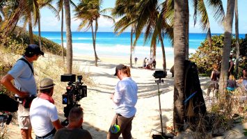Das Traumschiff Filmteam dreht für die neue Folge am Stadtstrand von Havanna. Foto: ZDF/Mathias Windrath