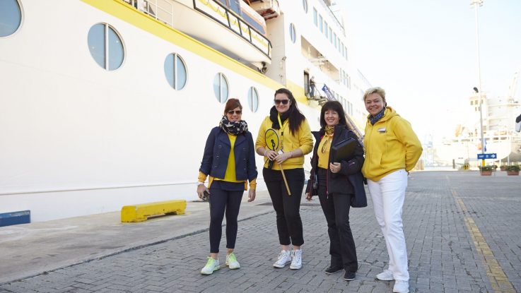 Bei der Schiffsbesichtigung der MS Hamburg lernt ihr auch das Reiseleiterteam kennen. Foto: Plantours Kreuzfahrten