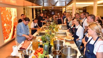 TV-Koch Tim Mälzer gibt auch 2017 auf Gourmet und Kulinarik-Reisen seine beliebten Kochkurse an Bord von AIDAprima. Foto: AIDA Cruises