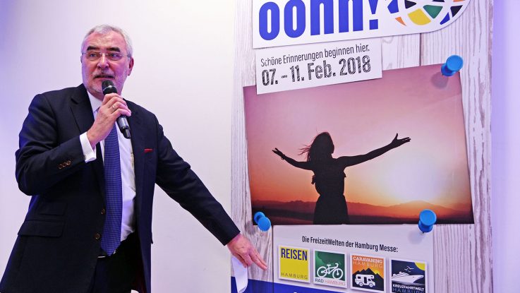 Messechef Bernd Aufderheide präsentiert die neue Reisemesse oohh! und die Kreuzfahrtwelt.