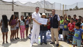 Marlith Baltazar Guillén und der Vizepräsident der Stiftung José nehmen mit Freude die Spenden vom MS Hamburg-Kreuzfahrtdirektor Peter Schulze Isfort entgegen. Foto: PLANTOURS Kreuzfahrten / Ocean Photo Service
