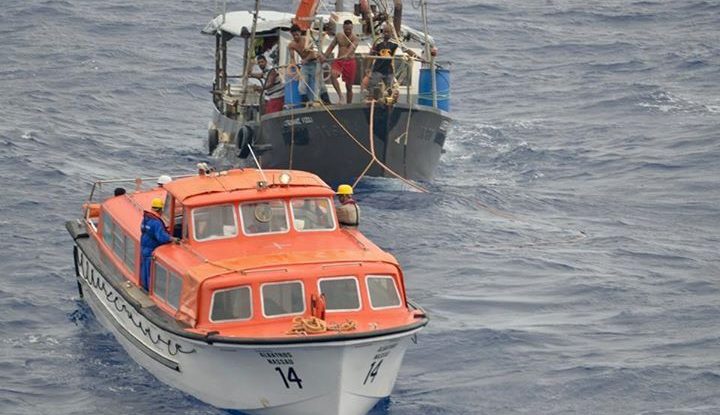 Die MS Albatros nimmt Schiffbrüchige auf. Foto: Phoenix Reisen
