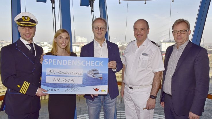 Steffi Heinicke, Vice President Guest Service AIDA Cruises (2.v.l.) übergab eine Spende in Höhe von 102.450 Euro an Manfred Thurau (Mitte) von SOS Kinderdorf an Bord von AIDAprima in Hamburg (weitere Personen im Bild v.l.: Kapitän Jens Janauscheck, Harald Bernberger General Manager AIDAprima, Hansjörg Kunze, VP Communication & Sustainability AIDA Cruises. Foto: AIDA Cruises
