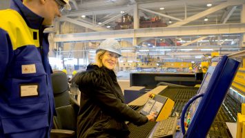 Wybcke Meier startet den Stahlschnitt für die neue Mein Schiff 2. Foto: TUI Cruises
