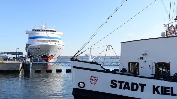 Im Kieler Seehafen begann mit der AIDAcara die Kreuzfahrtsaison. Foto: lenthe/touristik-foto.de