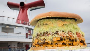 Der wohl größte Burger auf hoher See - Am Hamburger Day auf der Carnival Liberty. Foto: Carnival Corp.