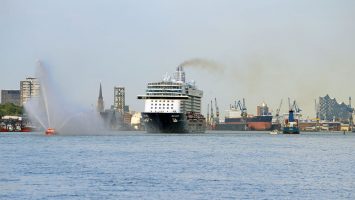 Am Sonntagabend wurde die Mein Schiff 6 von TUI Cruises durch die Hafenfeuerwehr verabschiedet. Foto: lenthe/touristik-foto.de