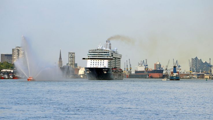 Am Sonntagabend wurde die Mein Schiff 6 von TUI Cruises durch die Hafenfeuerwehr verabschiedet. Foto: lenthe/touristik-foto.de