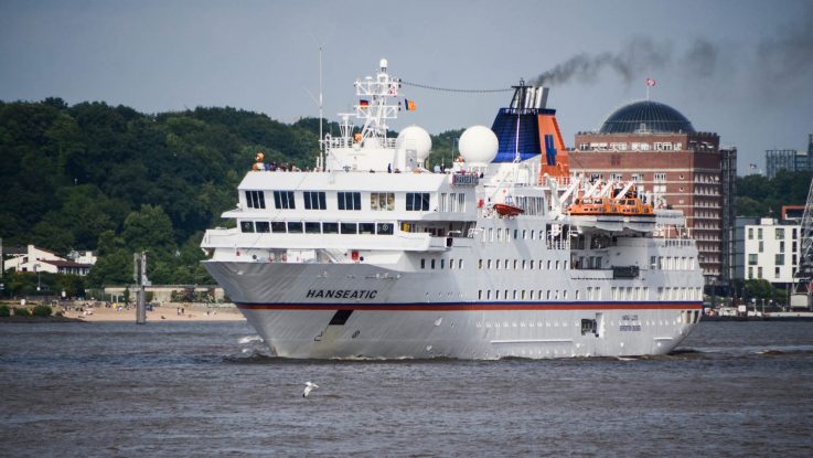 Die MS Resolute noch unter Namen MS Hanseatic im Hamburger Hafen. Foto: bergeest