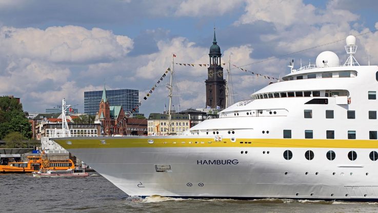 Mit hanseatischem Stolz kreuzt die MS HAMBURG bereits seit fünf Jahren auf den Weltmeeren. Foto: PLANTOURS Kreuzfahrten/Oliver Asmussen