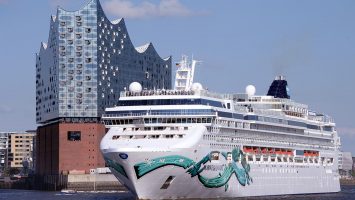 Die Norwegian Jade fährt auf ihrer Mini-Kreuzfahrt nach Hamburg. Foto: lenthe/touristik-foto.de