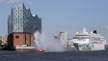 Die Norwegian Jade feierte ihren Erstanlauf in Hamburg vor der Elbphilharmonie. Foto: lenthe/touristik-foto.de