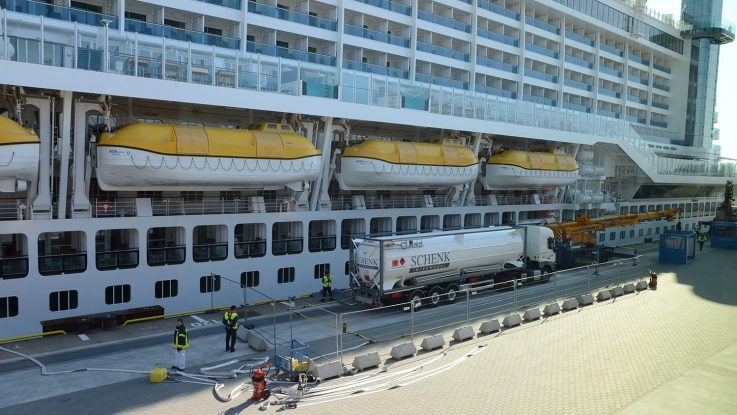 AIDAprima wird im Hafen von Hamburg mit LNG versorgt. Foto: André Lenthe