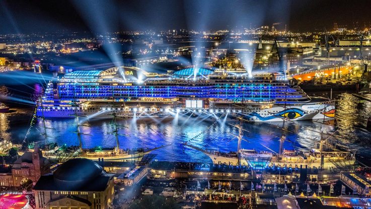 Licht und Feuerwerk: Die AIDAprima führt die große Parade der Kreuzfahrtschiffe an. Foto: AIDA Cruises