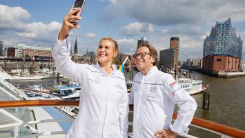 Deutschlands jüngste Spitzenköchin Julia Komp und Dieter Mueller machen ein Selfie zur Erinnerung. Foto: Hapag Lloyd Cruises