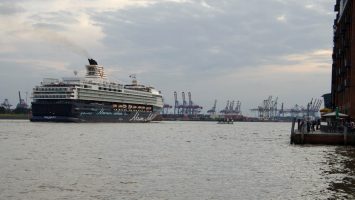 Zum letzten Mal als Mein Schiff 1 in Hamburg. Foto: bergeest