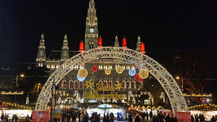 Der Wiener Christkindelmarkt vor dem Rathaus der österreichischen Hauptstadt. Foto: André Lenthe