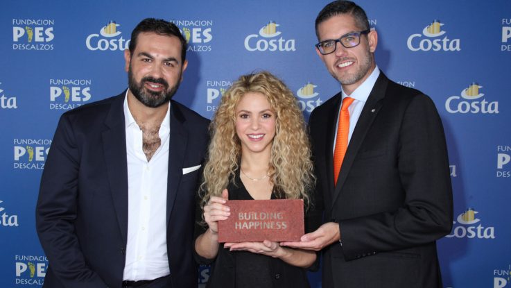 Shakira übernimmt den Grundstein für ihr Schulprojekt in Kolumbien von Neil Palomba (r) Präsenident von Costa Crociere und Luca Casaura_Costa Crociere Senior Vice President Global Startegic Marketing (l). Foto: Costa Crociere