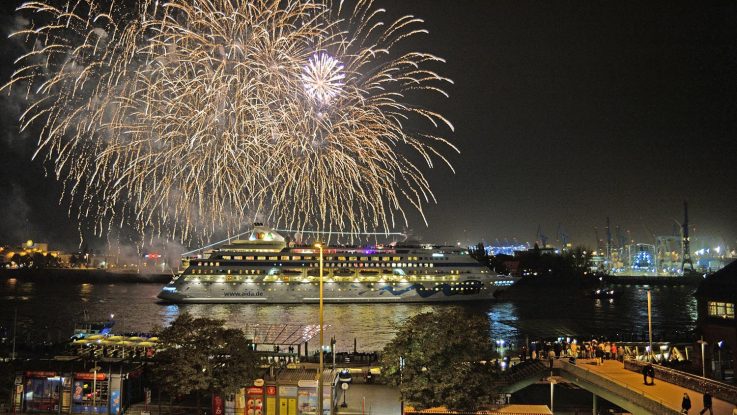 Die AIDAcara wird mit einem Feuerwerk auf Weltreise verabschiedet. Foto: André Lenthe