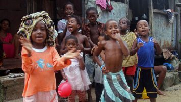 Kinder in Madagaskar. / Foto: Oliver Asmussen/oceanliner-pictures.com