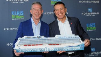 Elvis Duran und Norwegian Cruise Line President & CEO Andy Stuart. Foto:Diane Bondareff/Invision for Norwegian Cruise Line/AP Images