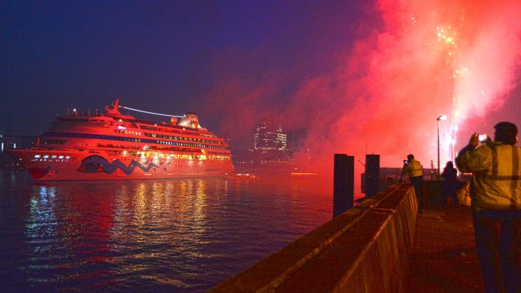 Willkommen zurück in Hamburg. Ein Feuerwerk begrüßte am Morgen die AIDAcara. Foto: André Lenthe