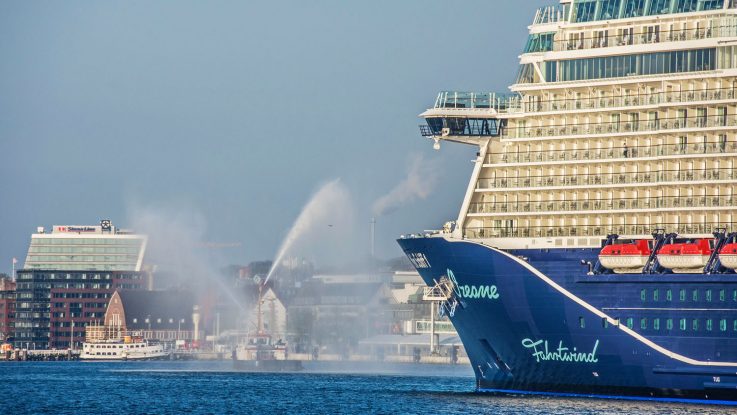 Die Mein Schiff 1 beim Erstanlauf in Kiel. Foto: Stephen Gergs/Port of Kiel