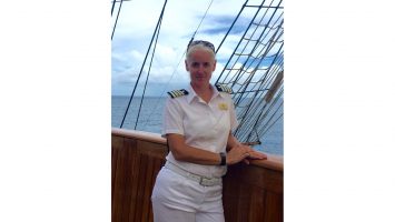 Kathryn Whittaker übernimmt als Kapitän das Steuer der Sea Cloud II. Foto: Sea Cloud Cruises