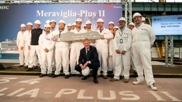 MSC Cruises Executive Chairman Pierfrancesco Vago und die Mitarbeiter von STX France feiern den Stahlschnitt der MSC Virtuosa. Foto: MSC Cruises/Ivan Sarfatti
