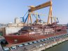 Der etwa 6.500 Tonnen schwere Schiffsrumpf wurde auf dem Gelände der VARD Werft in Tulcea in Rumänien in einem dreistündigen Absenkprozess über eine Hebebühne zu Wasser gelassen. Foto: Hapag-Lloyd Cruises / Bogdan Vasilescu