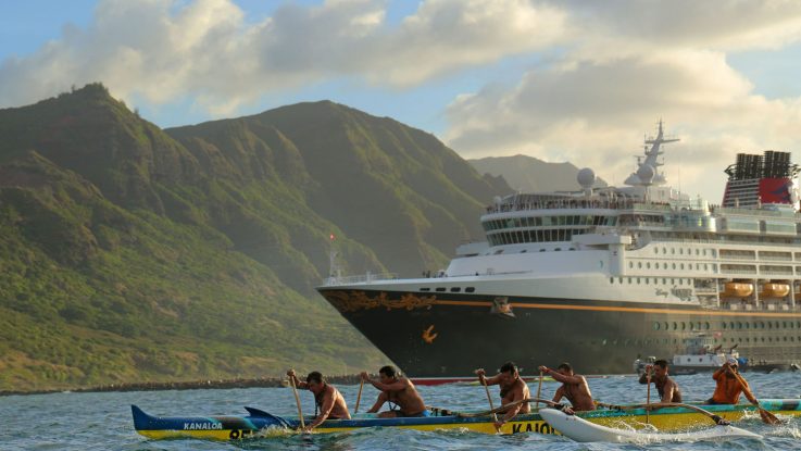Die Disney Wonder in Kauai (Hawaii). Foto: Disney Cruise Line/David Murphey