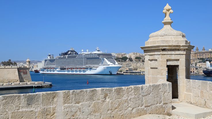 MSC Seaview vom Fort St. Angelo, Malta aus gesehen / Foto: Oliver Asmussen/oceanliner-pictures.com