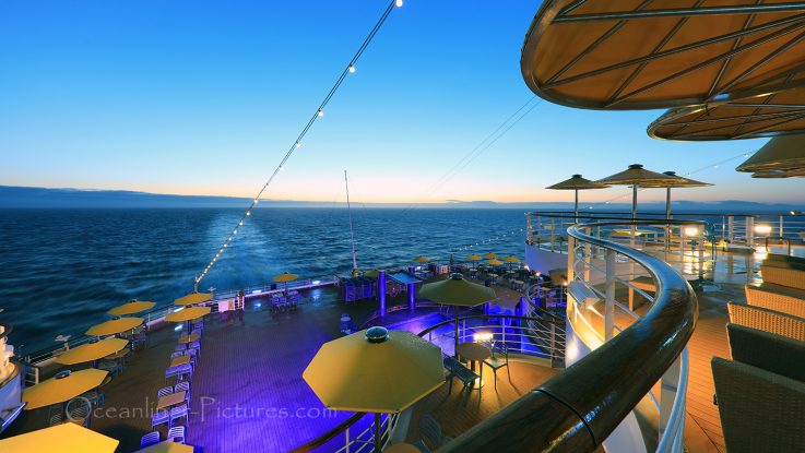 Morgendämmerung mit Blick über die Terrassen am Heck der Costa Favolosa / Foto: Oliver Asmussen/oceanliner-pictures.com